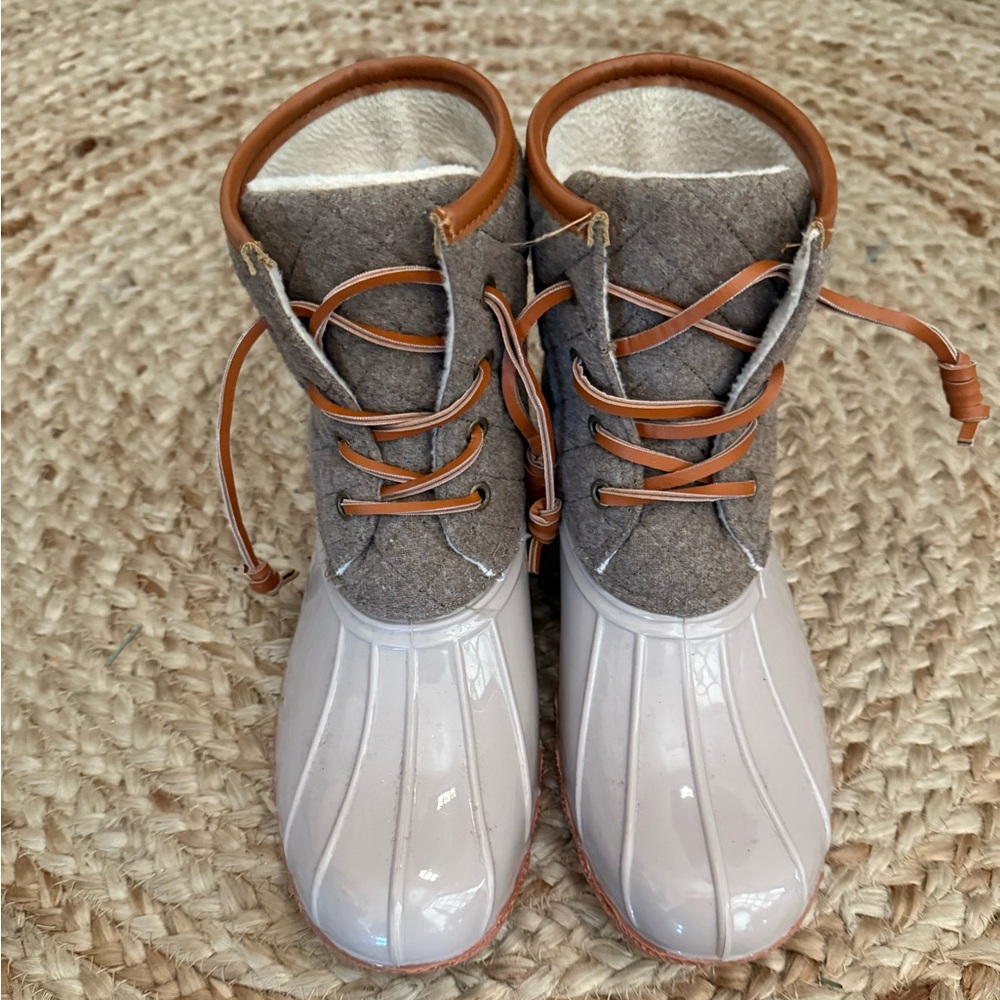 Seven7 women’s size 9 duck boots